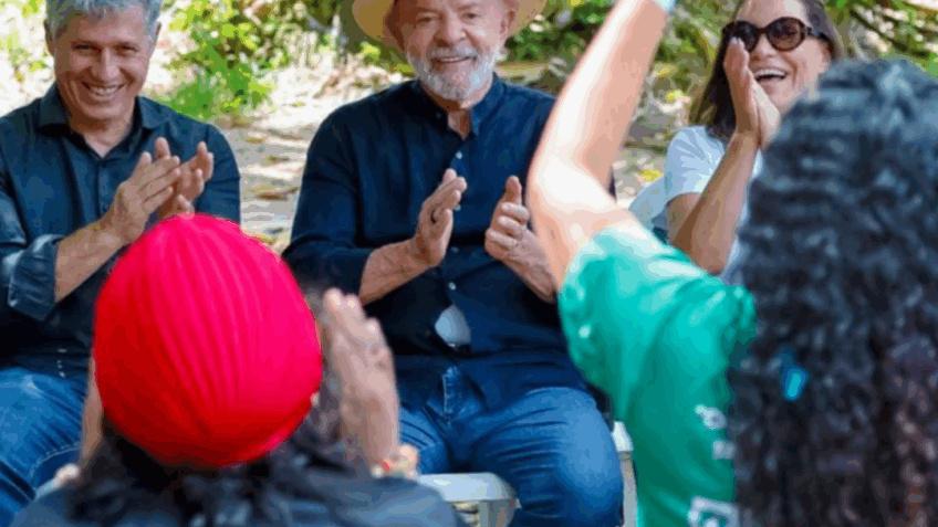 “Comecei o dia no quilombo Itacoã Miri, conhecendo o Seu Emanuel, guardião das histórias e dos saberes da comunidade", escreveu Lula