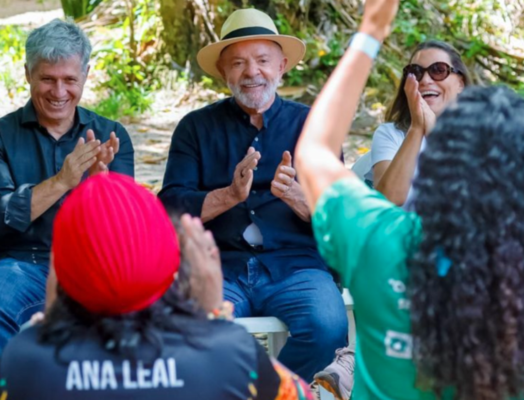 “Comecei o dia no quilombo Itacoã Miri, conhecendo o Seu Emanuel, guardião das histórias e dos saberes da comunidade", escreveu Lula