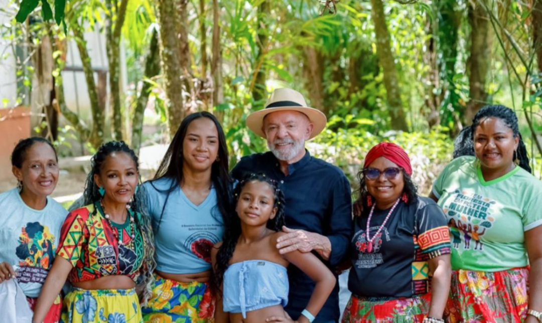 "Entre conversas e o som das palhas, aprendi sobre o açaí, fruto que alimenta o corpo e a cultura da Amazônia", afirmou o presidente