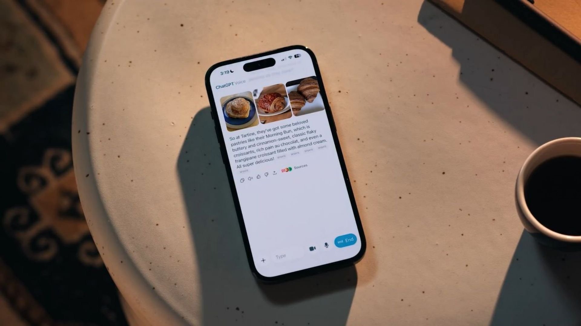 celular-em-cima-da-mesa-com-chatgpt-aberto