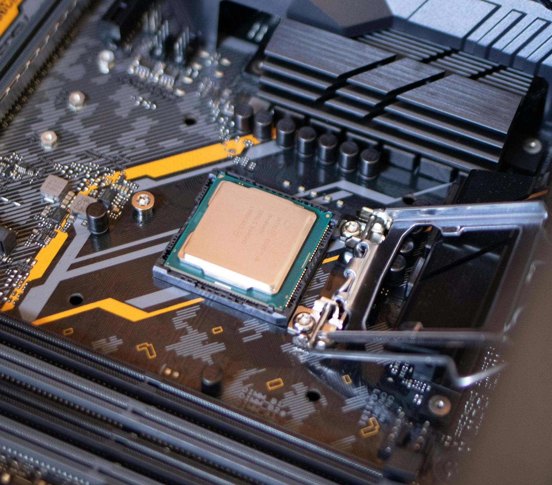 processador-intel-instalado-em-placa-mae-com-detalhes-de-componentes-eletronicos