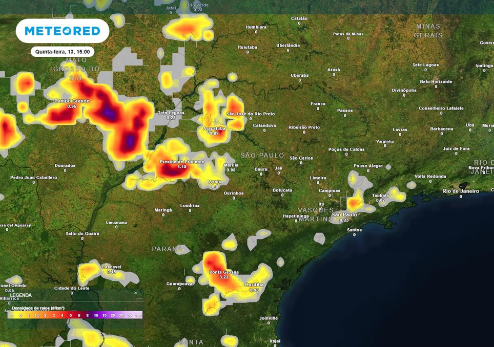 Previsão de densidade de raios na quinta-feira durante a tarde.