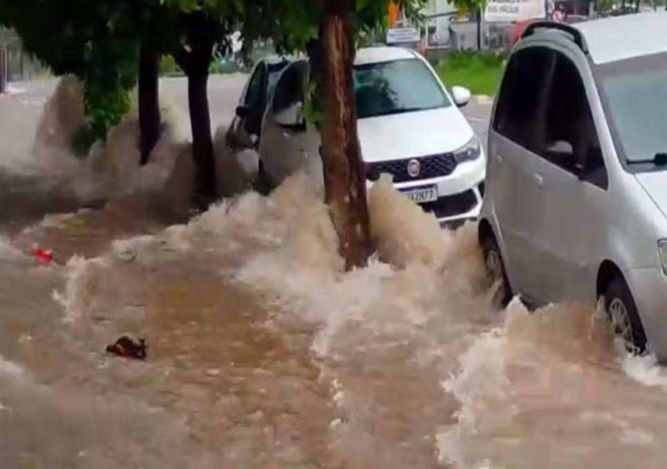Imagens mostram ruas cobertas pela água após 20 mm de chuva em Matão