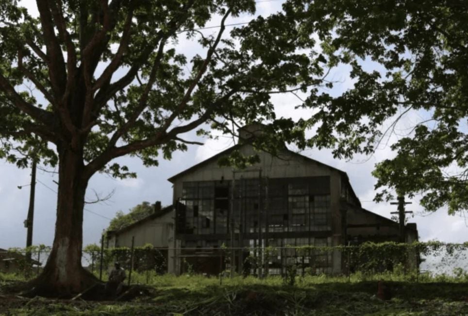 O acesso principal a Fordlândia é por barco a partir de Santarém, em viagens de 4 a 8 horas pelo Rio Tapajós, o que ajuda a preservar o caráter isolado do lugar. // Créditos: Wikipédia