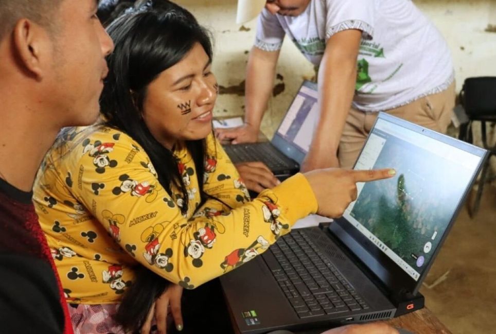 Indígenas monitorando a área mapeada pelo drone (Evilene Paixão/HAY) Indígenas monitorando a área mapeada pelo drone (Evilene Paixão/HAY)