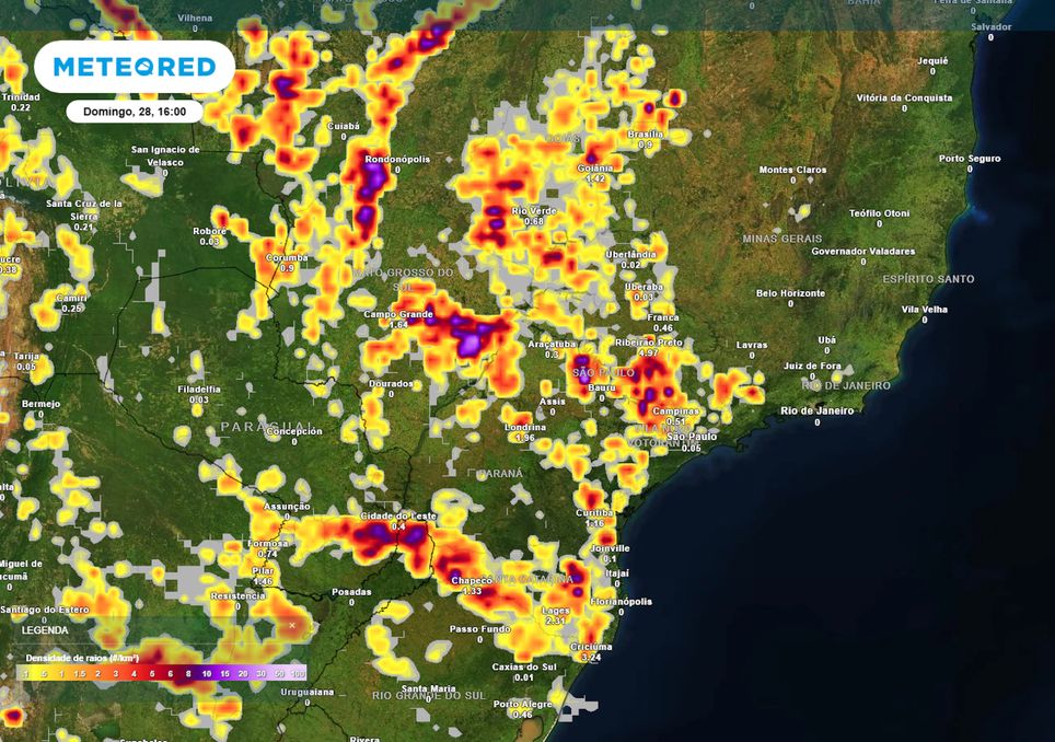 Previsão de densidade de raios no domingo durante a tarde.