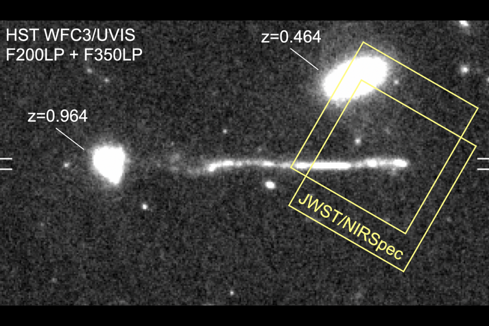 O objeto em z=0.964 indica o buraco negro supermassivo que está escapando de sua galáxia e deixando um rastro de estrelas atrás de si observado na imagem. Crédito: van Dokkum et al. O objeto em z=0.964 indica o buraco negro supermassivo que está escapando de sua galáxia e deixando um rastro de estrelas atrás de si observado na imagem. Crédito: van Dokkum et al.