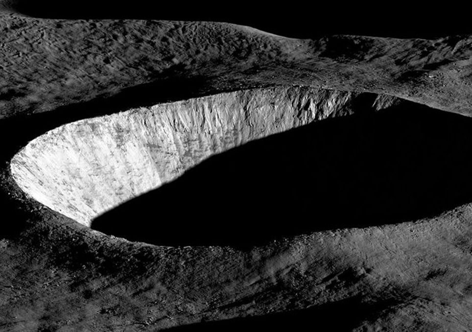 Imagem de uma cratera lunar capturada pela LROC. Créditos: NASA Goddard Space Flight Center/Intuitive Machines