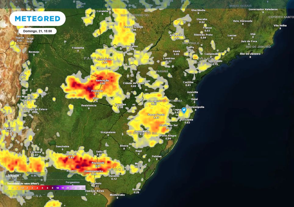 Previsão de densidade de raios no domingo (21) durante a tarde.