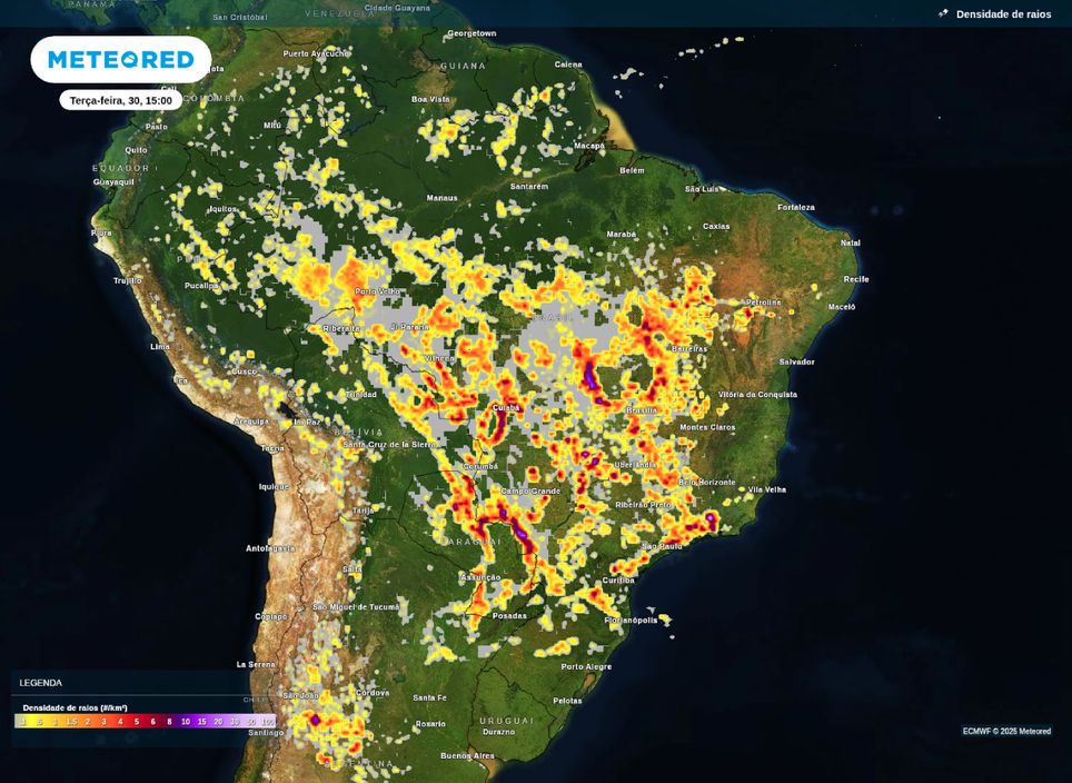 Densidade de raios nos mostra que boa parte do Brasil se encontra propícia a tempestades na tarde desta terça (30).