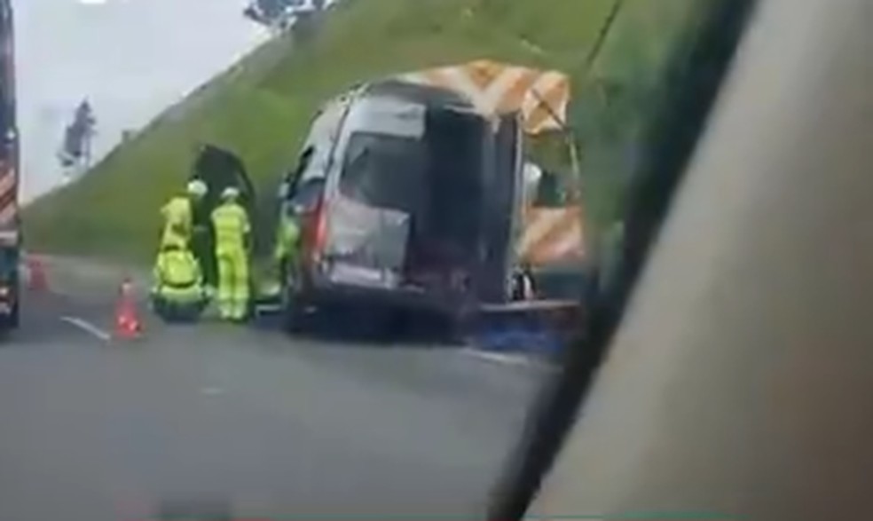 Vídeo mostra como ficou van onde estava o cantor Mauri, morto em acidente — Foto: Reprodução