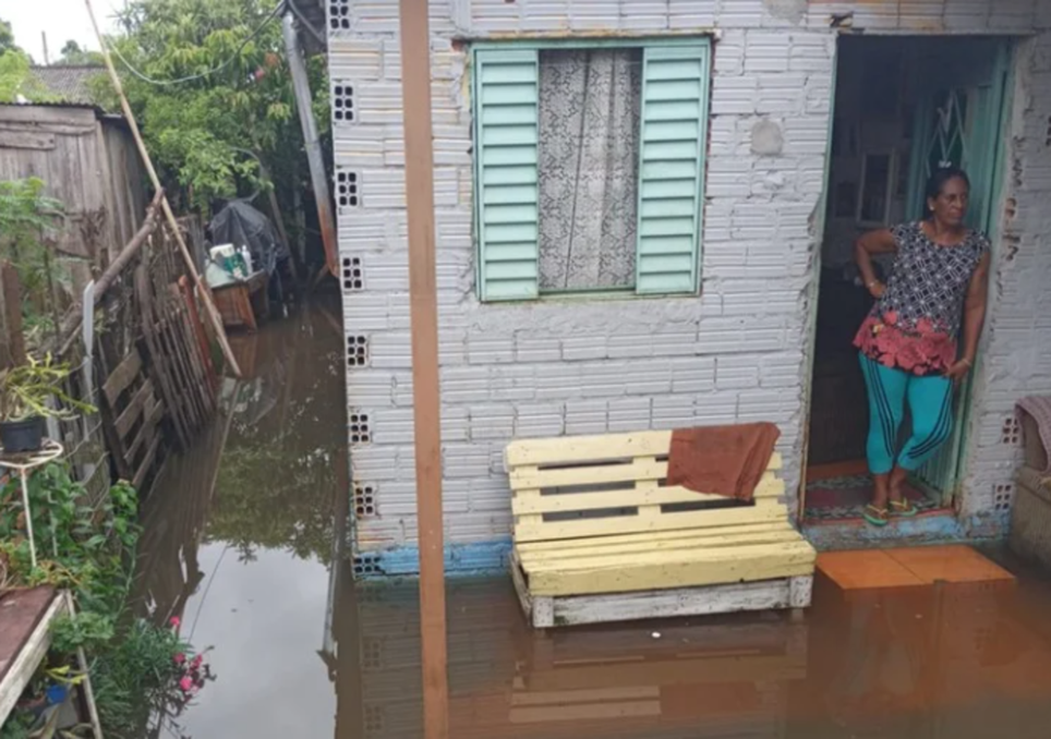 Casa alagada no Bairro Renascença após colapso da drenagem pluvial.