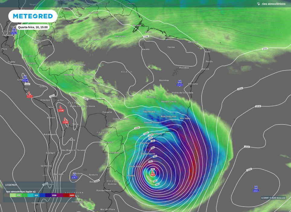 Rios atmosféricos indicam transporte de umidade para áreas próximas ao ciclone e a frente fria associada a ele na tarde desta quarta (10).