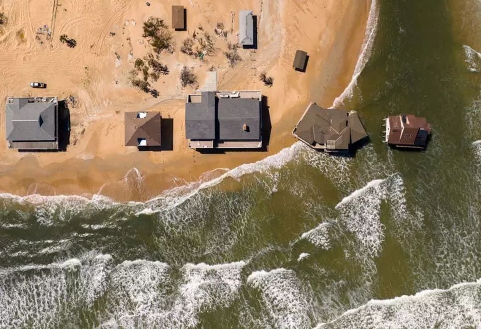 Aumento do nível do mar altera as linhas costeiras, colocando casas e populações em risco: muitos lugares experimentam uma elevação superior à média global, enquanto lugares próximos à camada de gelo podem até ver o nível do mar baixar, e a principal razão tem a ver com a gravidade. Aerial Views/E+/Getty Images Aumento do nível do mar altera as linhas costeiras, colocando casas e populações em risco: muitos lugares experimentam uma elevação superior à média global, enquanto lugares próximos à camada de gelo podem até ver o nível do mar baixar, e a principal razão tem a ver com a gravidade. Aerial Views/E+/Getty Images