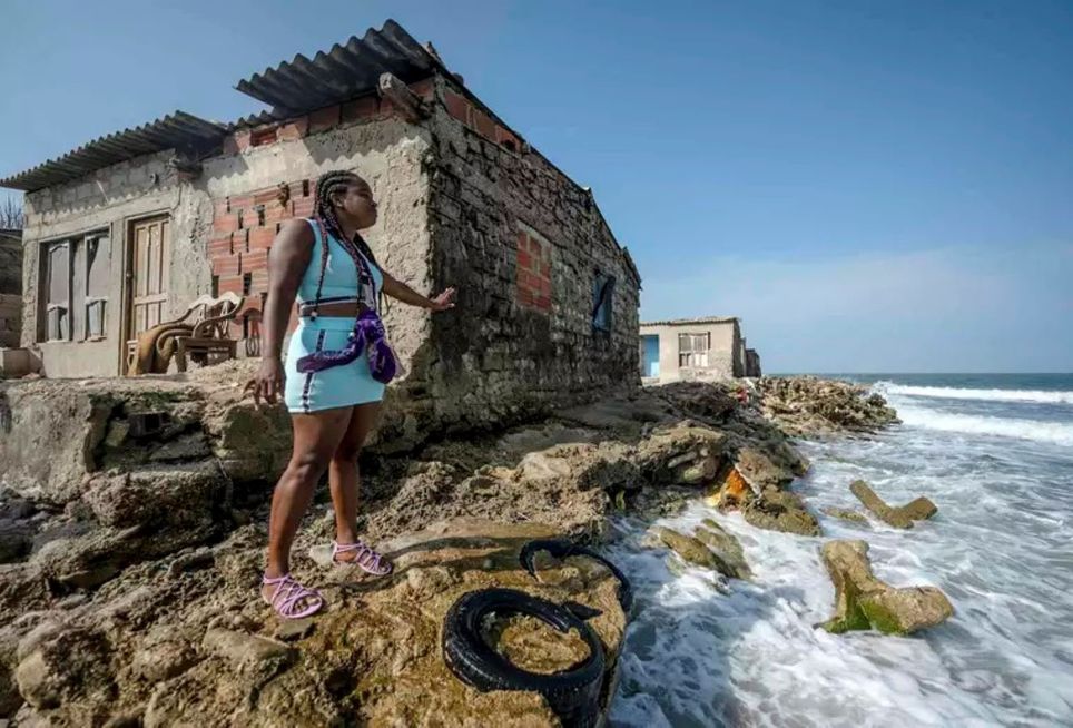 Uma mulher em frente a uma casa antiga, mostrando onde o aumento do nível do mar erodiu a costa quase até a fundação da casa. Foto: The Conversation https://www.terra.com.br/planeta/cientistas-mapeiam-onde-o-derretimento-do-gelo-na-antartica-vai-mais-elevar-o-nivel-do-mar,198f39c4a65d97a09765df7f4a26337ebp5a3muc.html?utm_source=clipboard Uma mulher em frente a uma casa antiga, mostrando onde o aumento do nível do mar erodiu a costa quase até a fundação da casa. Foto: The Conversation https://www.terra.com.br/planeta/cientistas-mapeiam-onde-o-derretimento-do-gelo-na-antartica-vai-mais-elevar-o-nivel-do-mar,198f39c4a65d97a09765df7f4a26337ebp5a3muc.html?utm_source=clipboard