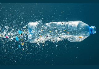 O plástico que já chegou ao oceano permanecerá flutuando durante mais de um século