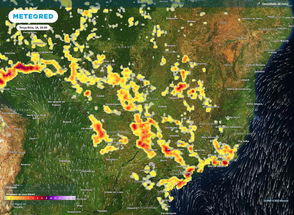 Densidade de raios mostra áreas em alerta para possibilidade de tempestades nesta terça (16).