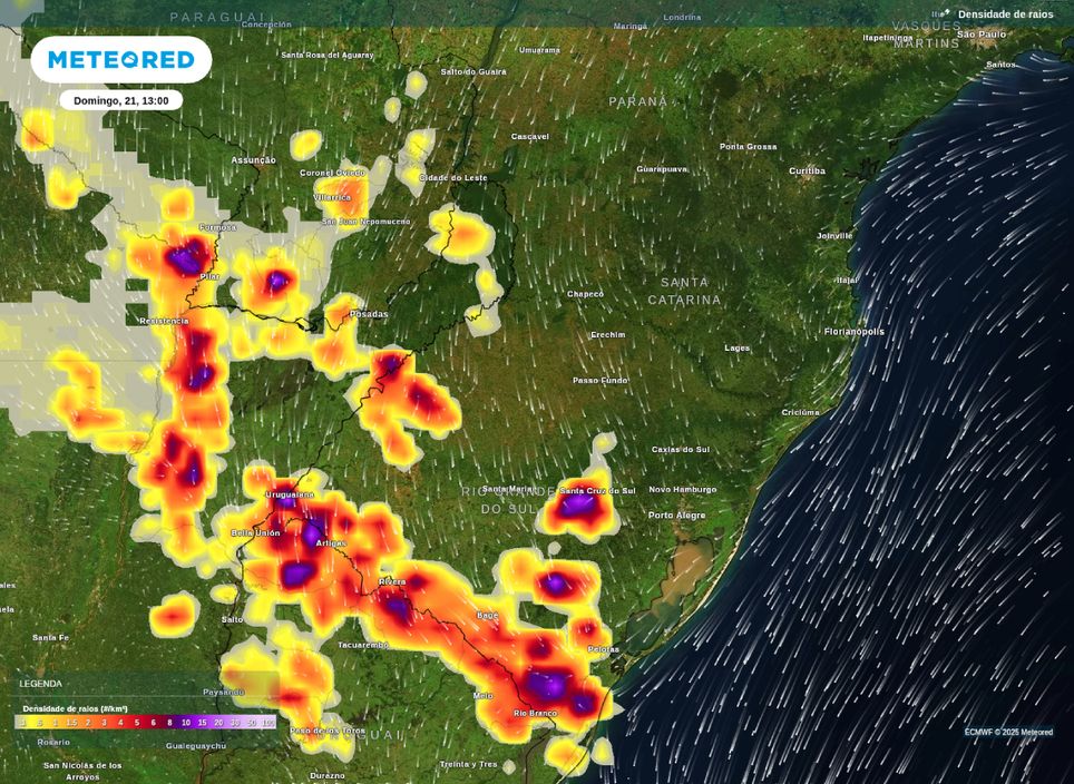 ensidade de raios indica áreas com maior potencial para tempestades neste domingo (21), segundo o modelo ECMWF.