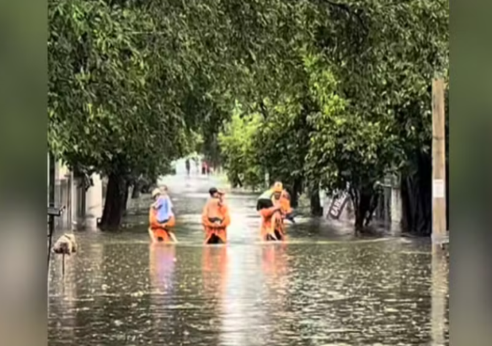 Lagoa transbordou em Araçatuba (SP) e deixou moradores ilhados.