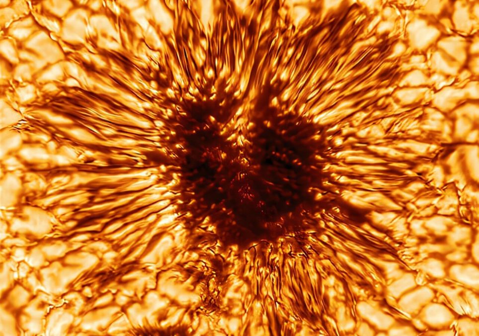 Primeira imagem de uma mancha solar obtida pelo Telescópio Solar Daniel K. Inouye.