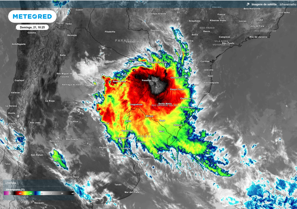 Imagem de satélite da manhã deste domingo (21) mostra tempestades intensas no noroeste do RS.