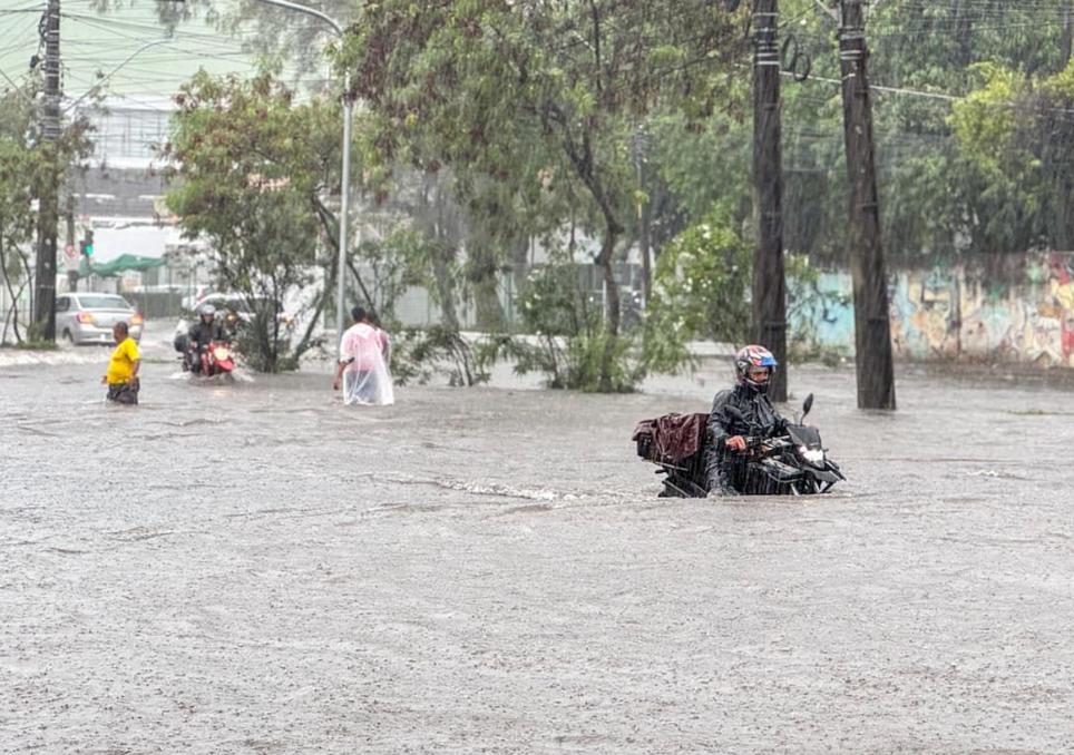 Alagamento em Recife (PE). Créditos: Reprodução/Walli Fontenele/Folha de Pernambuco. Alagamento em Recife (PE). Créditos: Reprodução/Walli Fontenele/Folha de Pernambuco.