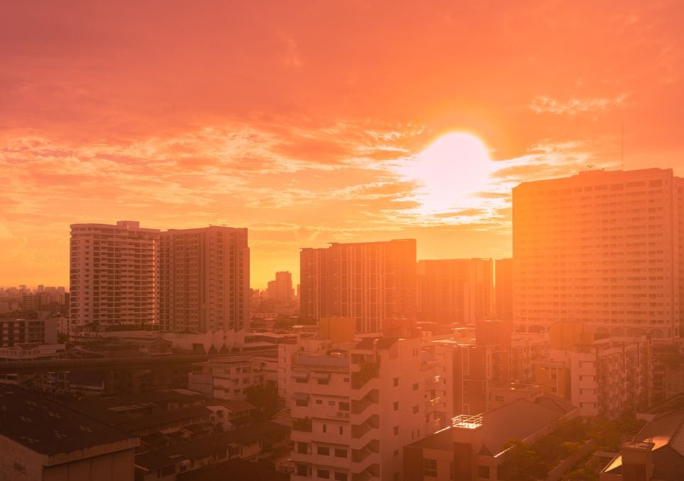 Fotografia de cidade com sol intenso e calor escaldante. Fotografia de cidade com sol intenso e calor escaldante.