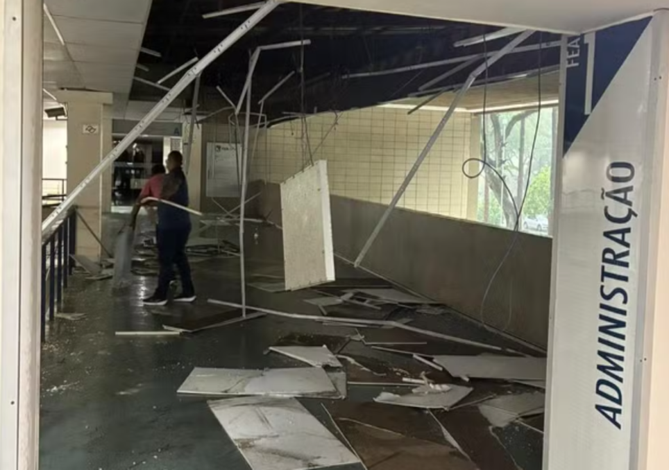 Teto da USP desabou em SP com forte temporal.