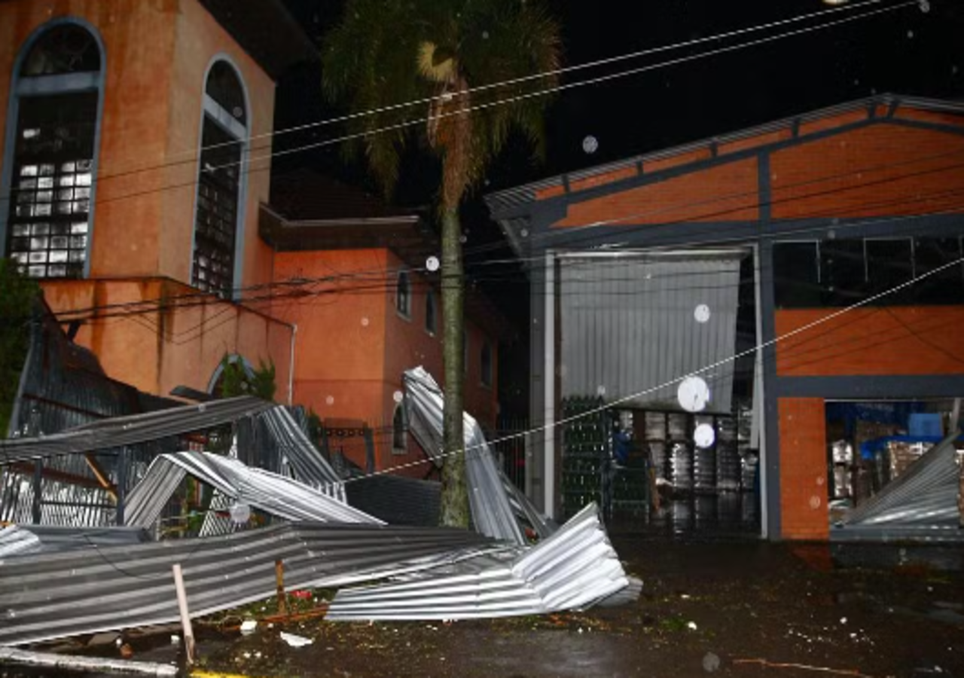 Desabamentos e estragos após forte temporal em Flores da Cunha, no RS.