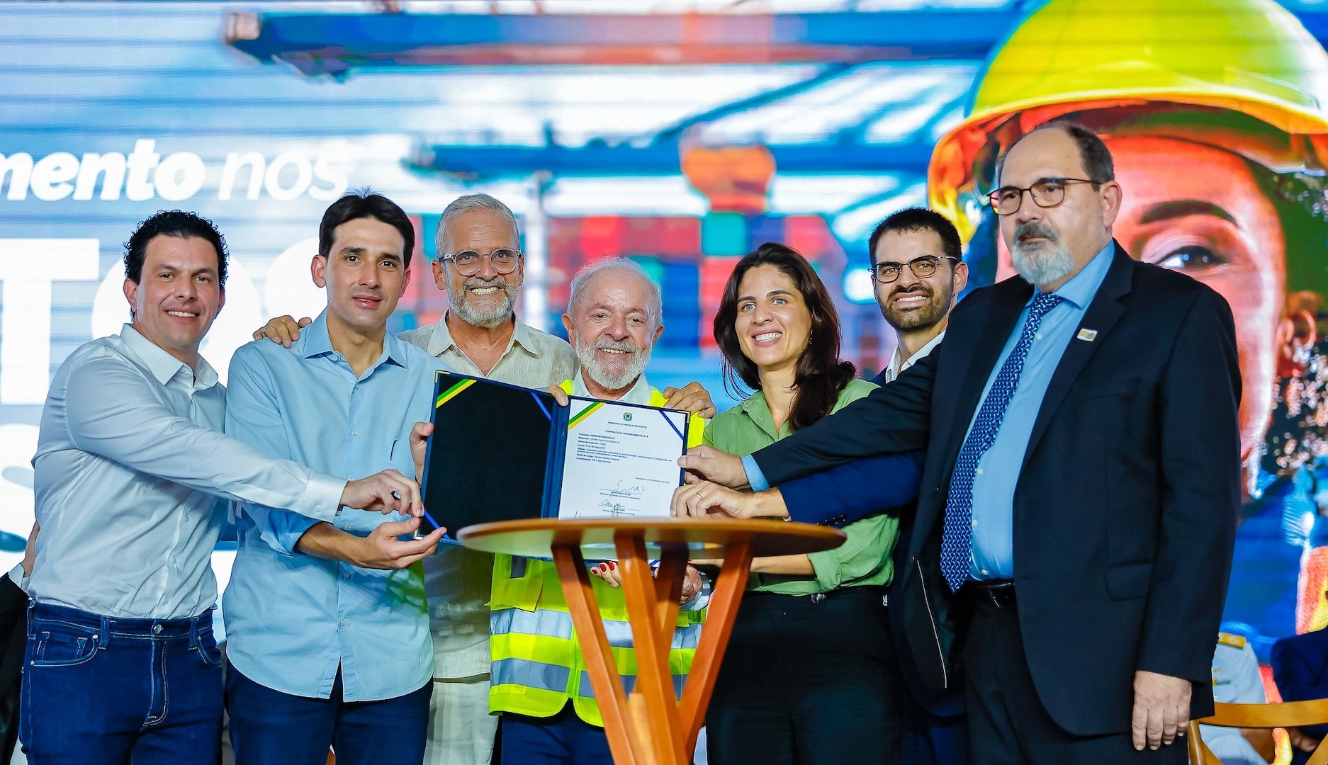O presidente Lula (ao centro) durante assinatura do contrato de concessão do terminal ITG02 do Porto de Itaguaí e anúncio de recursos do Fundo da Marinha Mercante, em Ilha da Madeira (RJ)