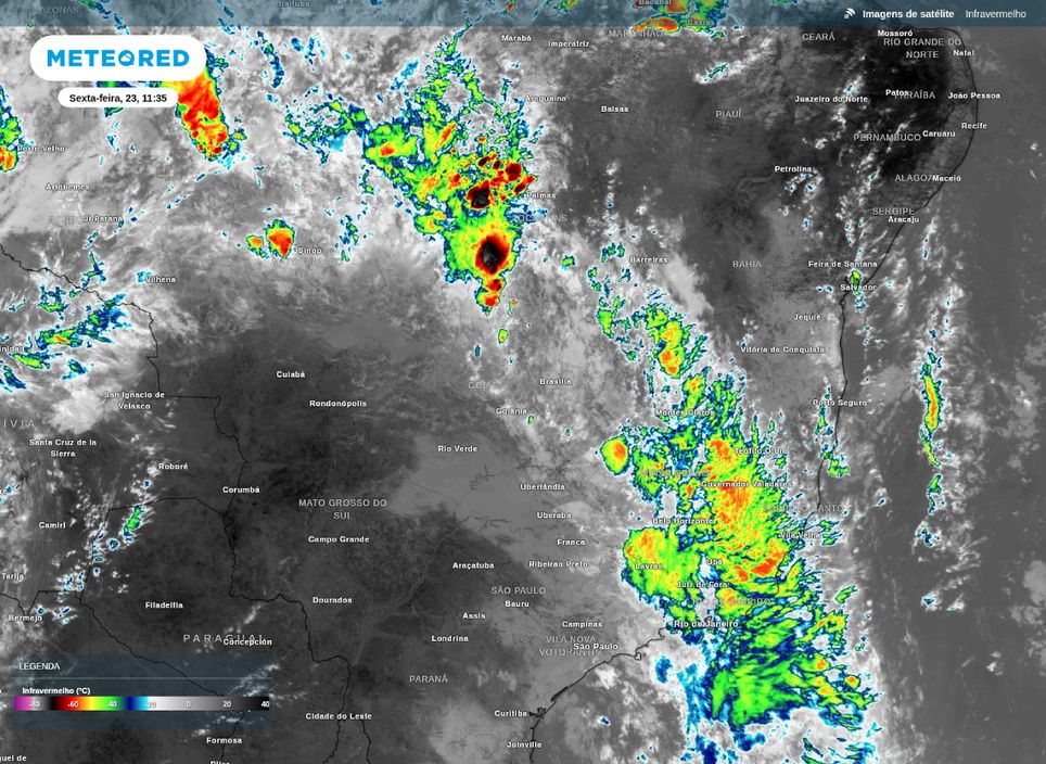 Imagem de satélite mostra nuvens bem desenvolvidas sobre o Sudeste e parte do Norte do Brasil nesta manhã.