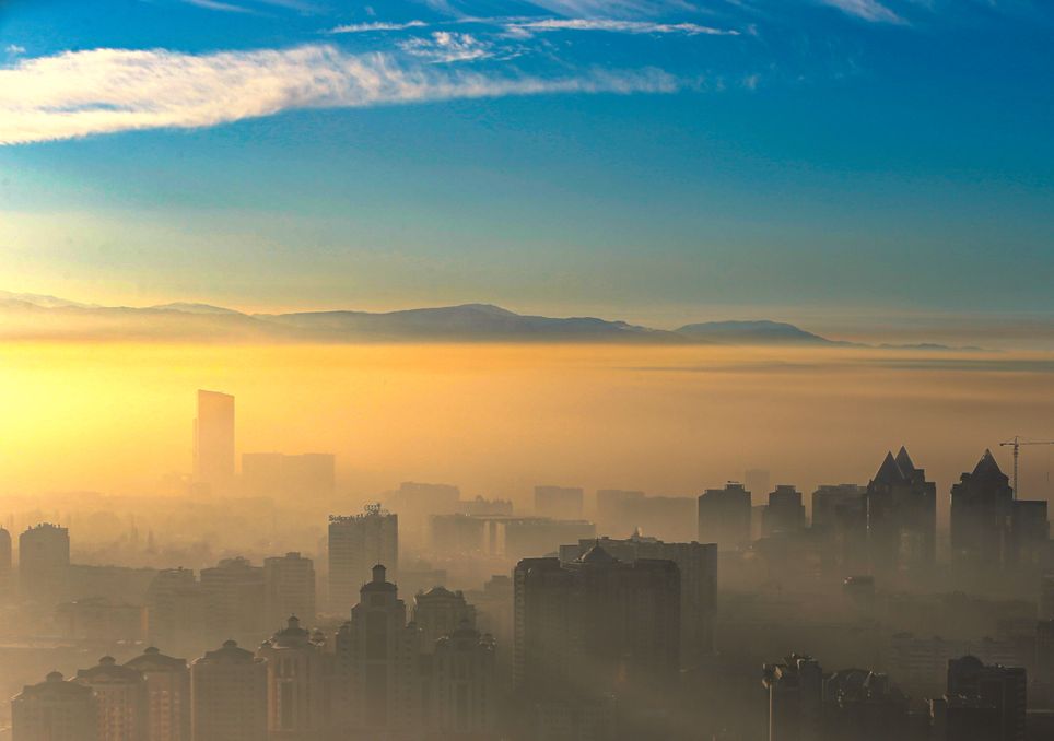 Fotografia de cidade sob condições de tempo seco e calor intenso. Fotografia de cidade sob condições de tempo seco e calor intenso.