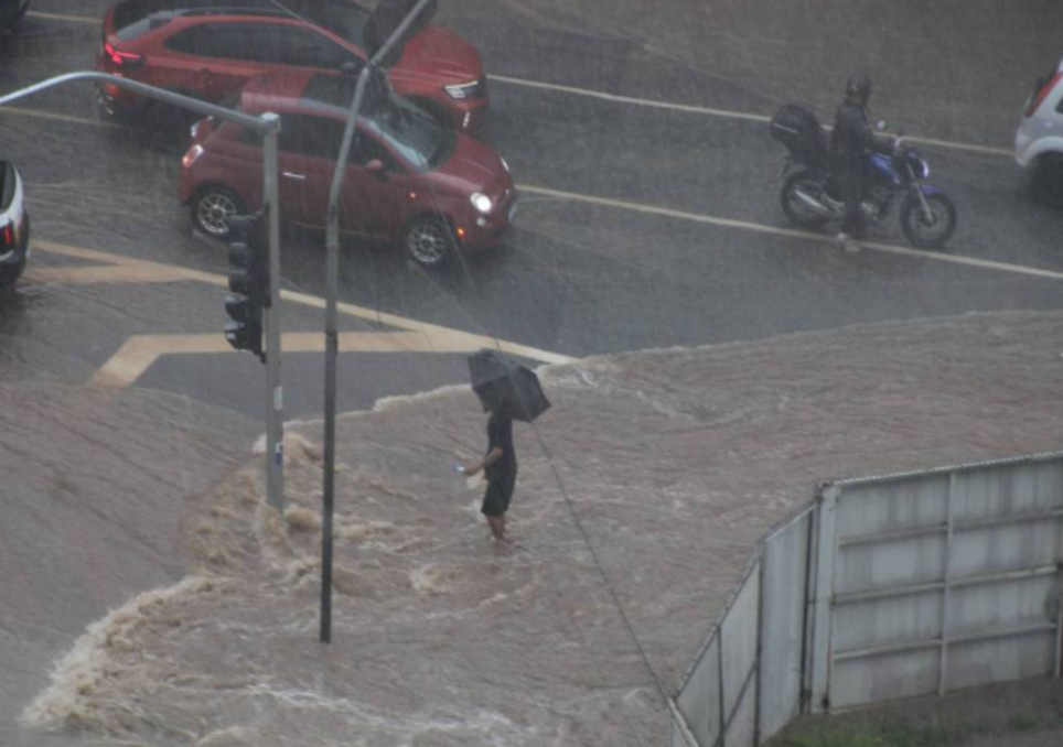 Alagamento na Bela Vista nesta quarta-feira (28) após chuva intensa. Alagamento na Bela Vista nesta quarta-feira (28) após chuva intensa.