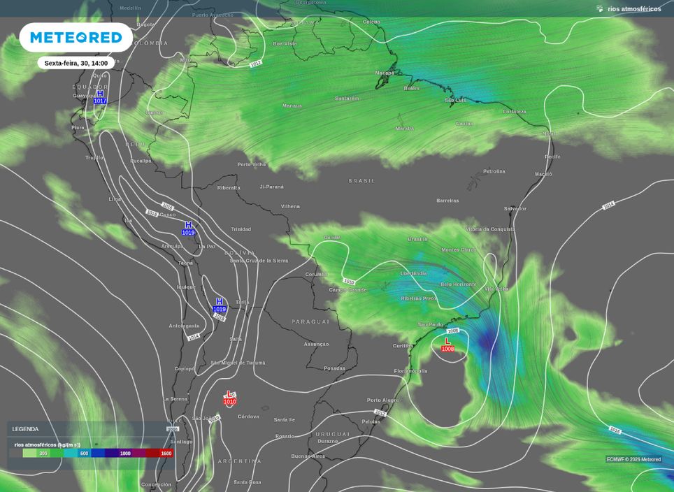 Rios atmosféricos mostra o fraco transporte de umidade em direção ao ciclone na costa do Sudeste nesta sexta-feira (30).. Rios atmosféricos mostra o fraco transporte de umidade em direção ao ciclone na costa do Sudeste nesta sexta-feira (30)..