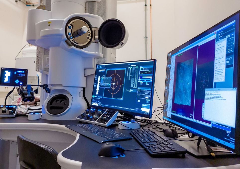 Microscópio de feixe de elétrons