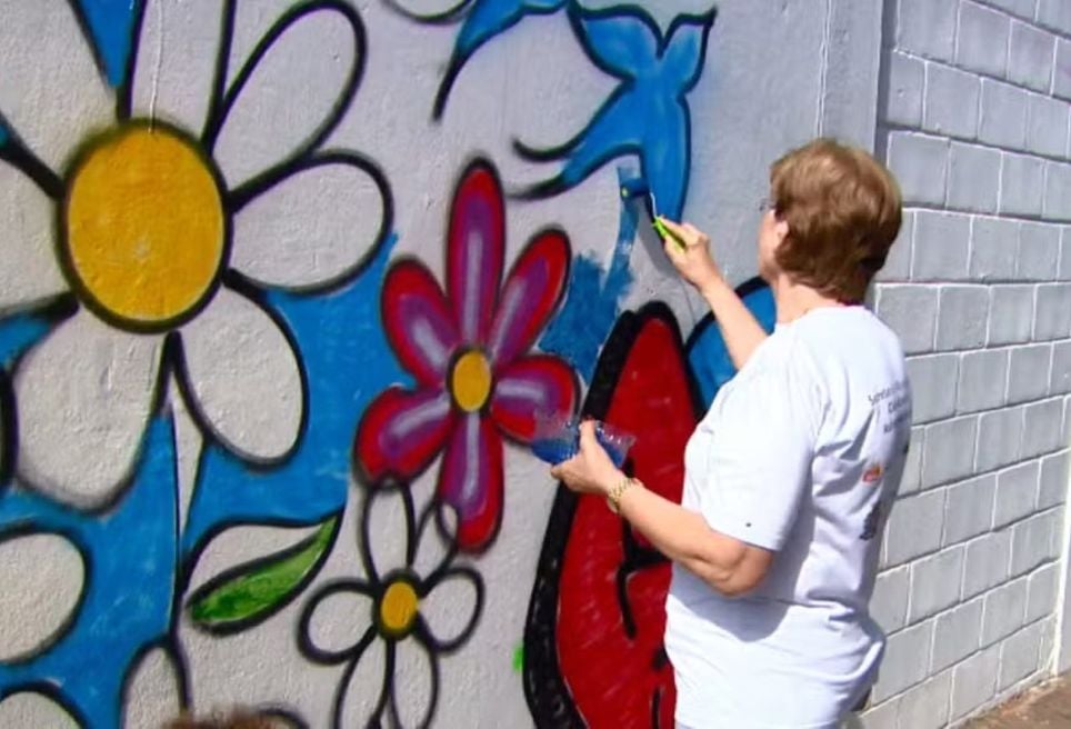 Idosos gostaram da arte e resolveram pintar a parede em São Carlos — Foto: Wilson Aiello/EPTV Idosos gostaram da arte e resolveram pintar a parede em São Carlos — Foto: Wilson Aiello/EPTV