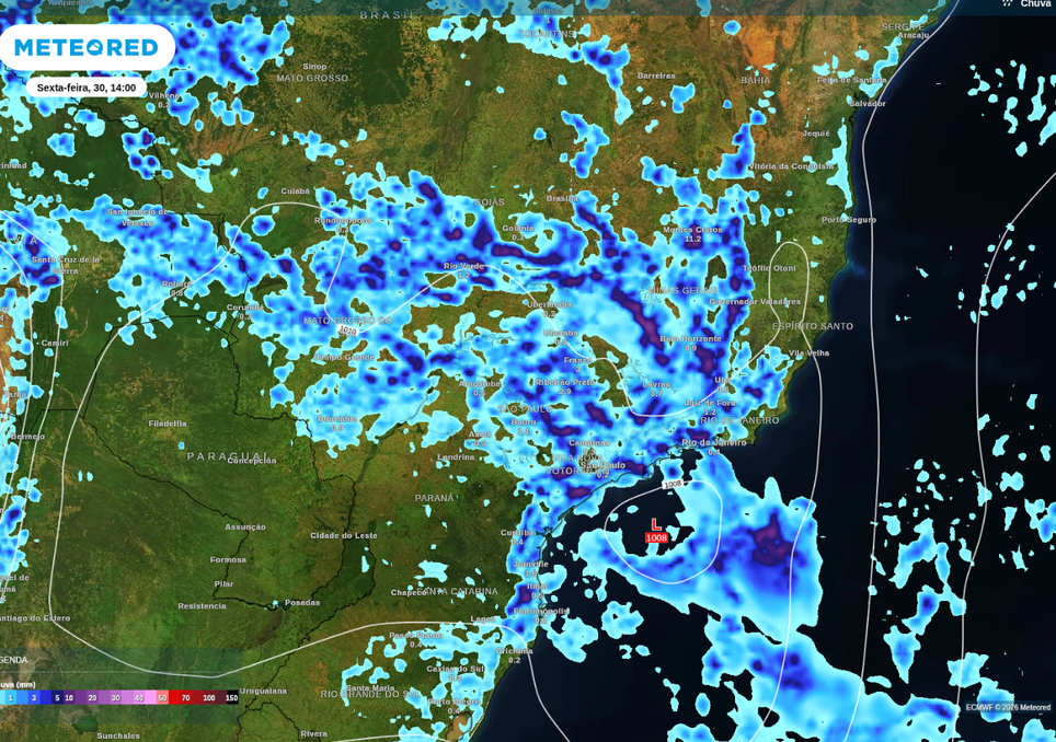 Previsão de ciclone (L) e chuvas nesta sexta-feira (30), de acordo com o ECMWF.