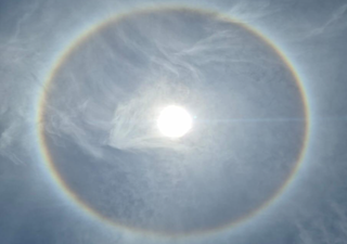 Fenômeno halo solar é registrado no Ceará e encanta moradores com círculo colorido no céu