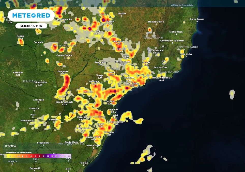 Previsão de densidade de raios no sábado durante a tarde. Previsão de densidade de raios no sábado durante a tarde.