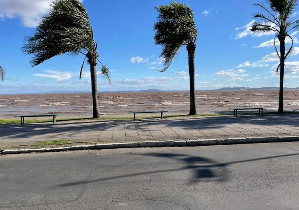 Rajadas intensas de vento podem causar transtornos e riscos à população. Na imagem, a Orla do Guaíba, em Porto Alegre (RS), em 2021. Créditos: Reprodução/Telmo Flor/Correio do Povo. Rajadas intensas de vento podem causar transtornos e riscos à população. Na imagem, a Orla do Guaíba, em Porto Alegre (RS), em 2021. Créditos: Reprodução/Telmo Flor/Correio do Povo.