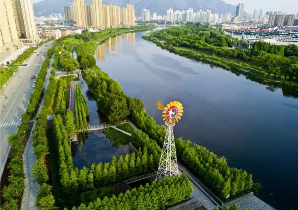 Projeto de cidade-esponja em Zhejiang, na China, visa reter água da chuva no dentro das próprias cidades, diminuindo enchentes/alagamentos e garantindo reserva hídrica.