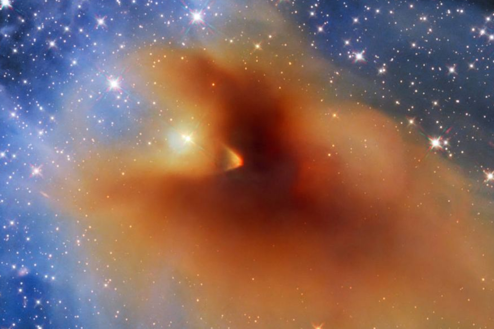 Essas moléculas podem surgir em nuvens de gás e poeira interestelares, que mais tarde dão origem a estrelas e planetas já enriquecidos quimicamente. Crédito: NASA/Hubble