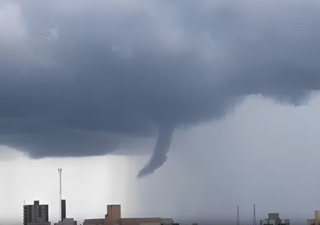 Nuvem-funil se forma em Araguari e impressiona moradores durante tarde chuvosa em Minas Gerais