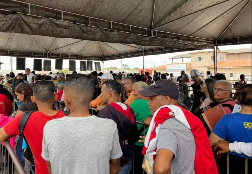 Cerca de 400 migrantes venezuelanos esperam em posto de triagem da Operação Acolhida em Pacaraima — Foto: Caíque Rodrigues/g1 RR ... - Veja mais em https://portalamazonia.com/cidadania/pacaraima-crise-venezuela/