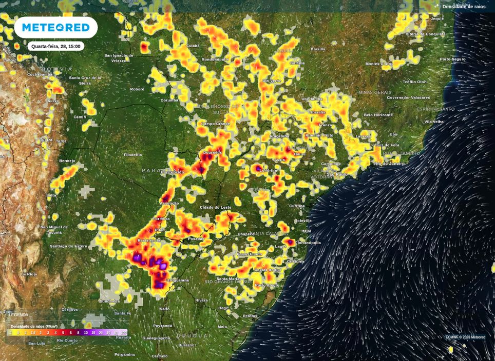 Mapa de densidade de raios, mostra áreas mais propícias a tempestades nesta tarde de quarta-feira (28).