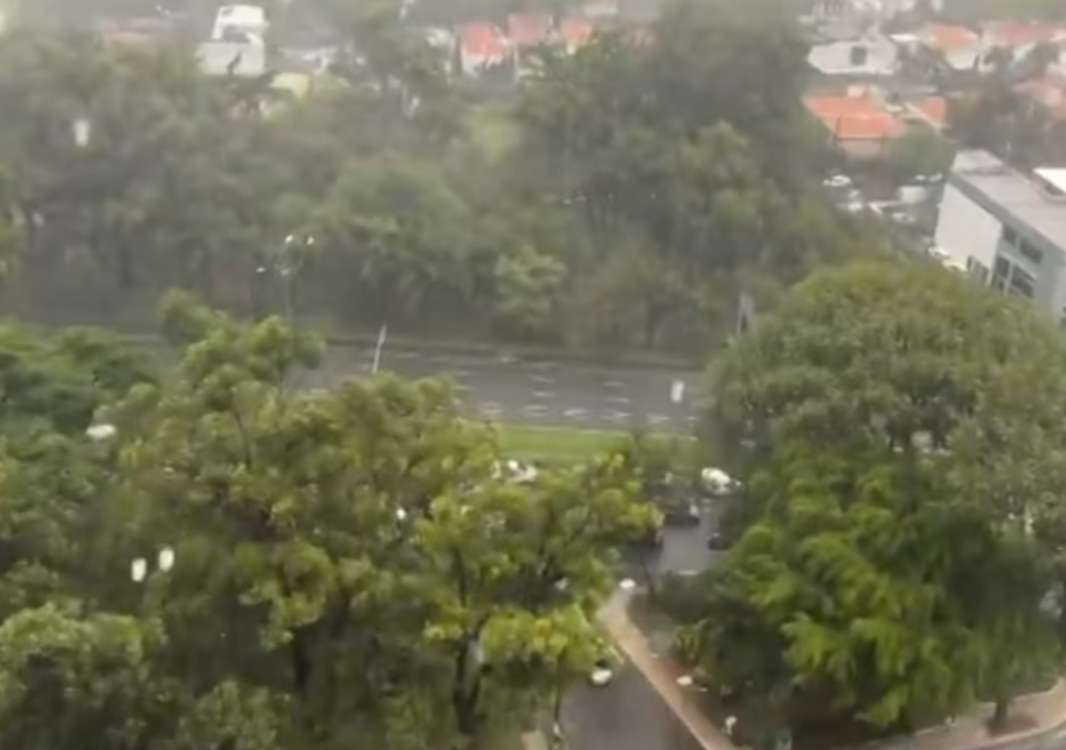 Chuva com granizo no Brooklin, Zona Sul de SP.