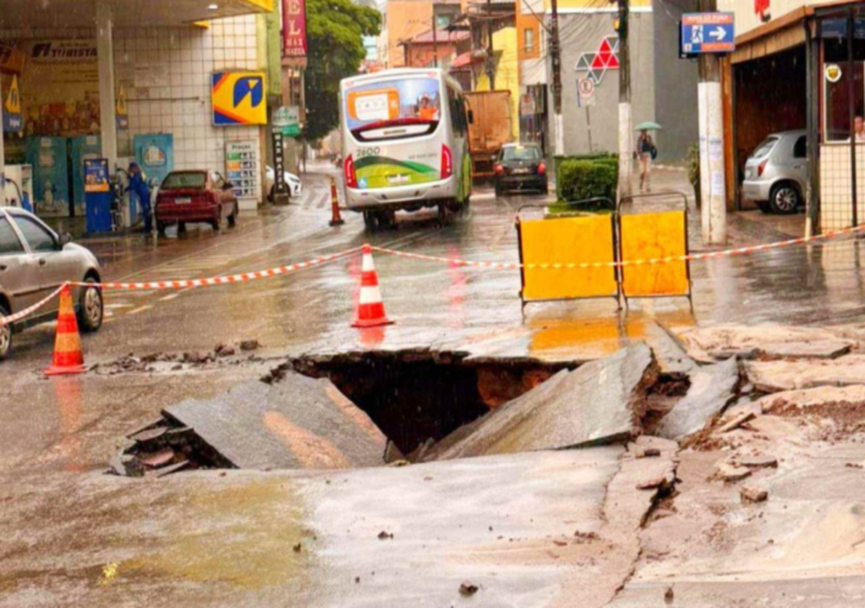 Rompimento de adutora abre cratera em Congonhas (MG).