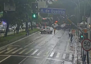 Temporal severo em São Paulo deixa 80 mil imóveis sem energia e causa caos no trânsito nesta terça-feira; veja imagens
