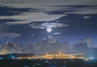 Um fenômeno óptico fascinante: a luz cinzenta e o reflexo da Terra revelados pela Lua