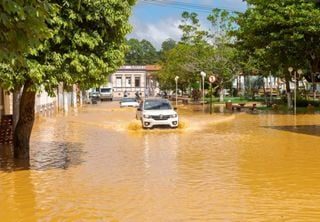 ZCAS traz mais de 200 mm até o sábado, 24: 5 estados sob elevado risco; confira a previsão